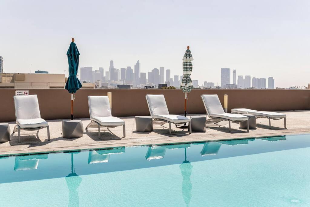 Lovely Upscale High Rise Private Parking & Pool Apartment Los Angeles Bagian luar foto