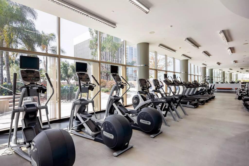 Lovely Upscale High Rise Private Parking & Pool Apartment Los Angeles Bagian luar foto