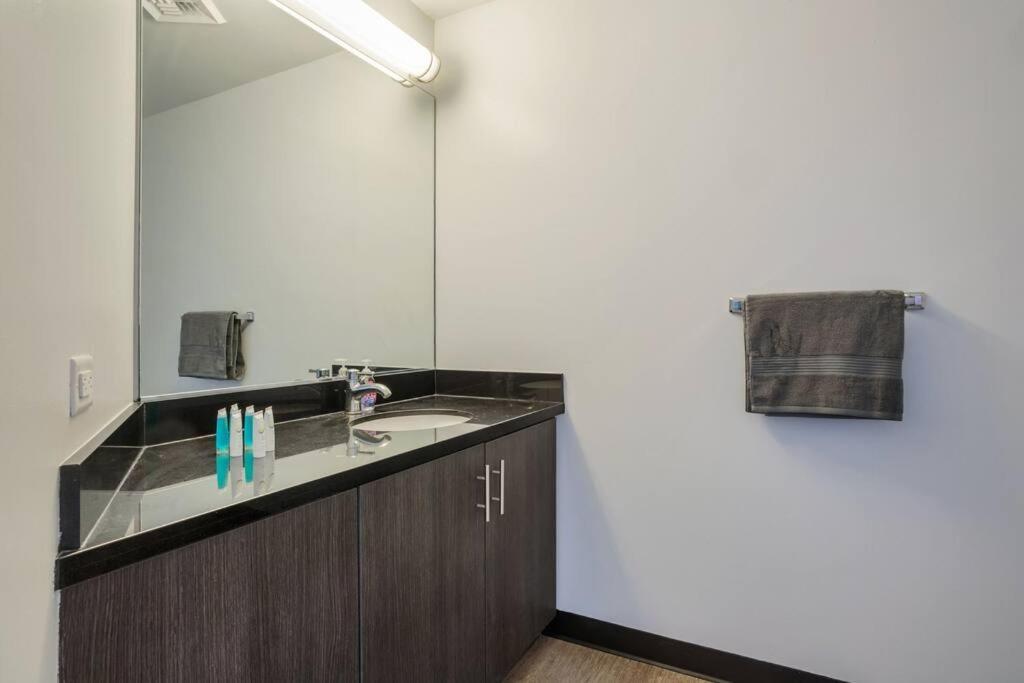 Lovely Upscale High Rise Private Parking & Pool Apartment Los Angeles Bagian luar foto