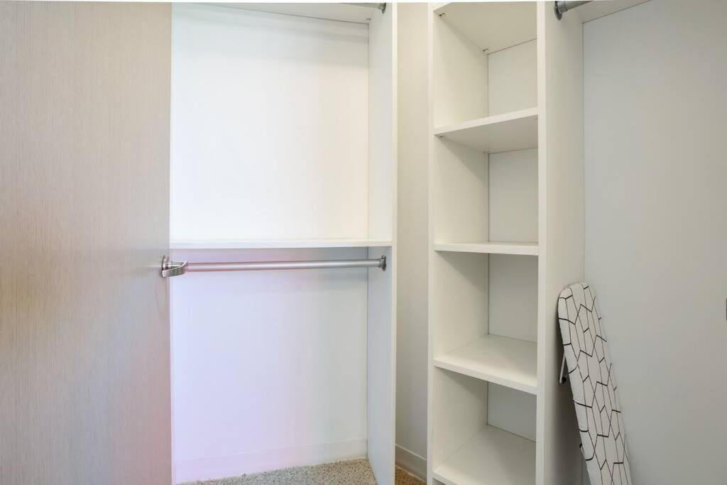 Lovely Upscale High Rise Private Parking & Pool Apartment Los Angeles Bagian luar foto