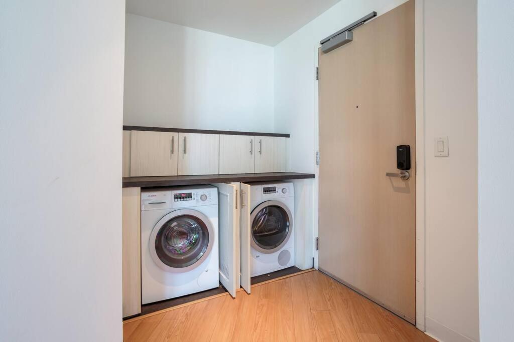 Lovely Upscale High Rise Private Parking & Pool Apartment Los Angeles Bagian luar foto