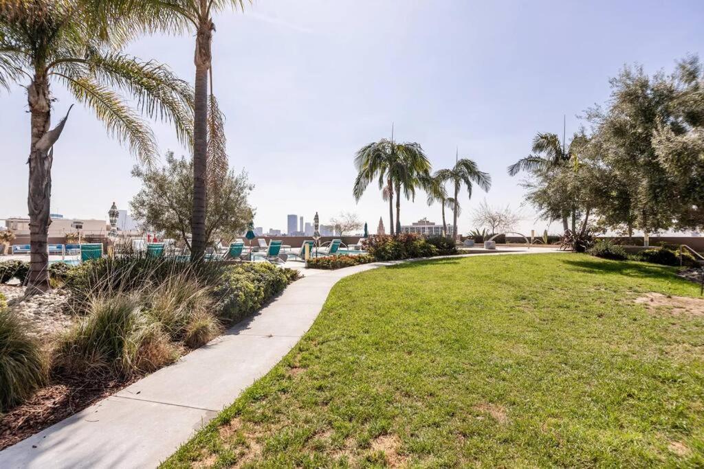 Lovely Upscale High Rise Private Parking & Pool Apartment Los Angeles Bagian luar foto