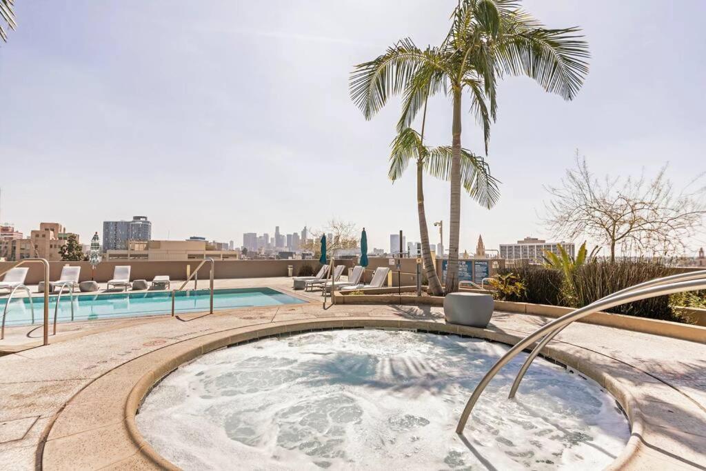 Lovely Upscale High Rise Private Parking & Pool Apartment Los Angeles Bagian luar foto