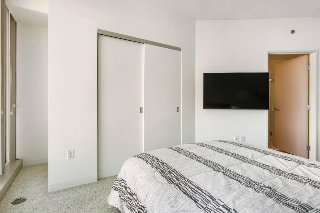 Lovely Upscale High Rise Private Parking & Pool Apartment Los Angeles Bagian luar foto