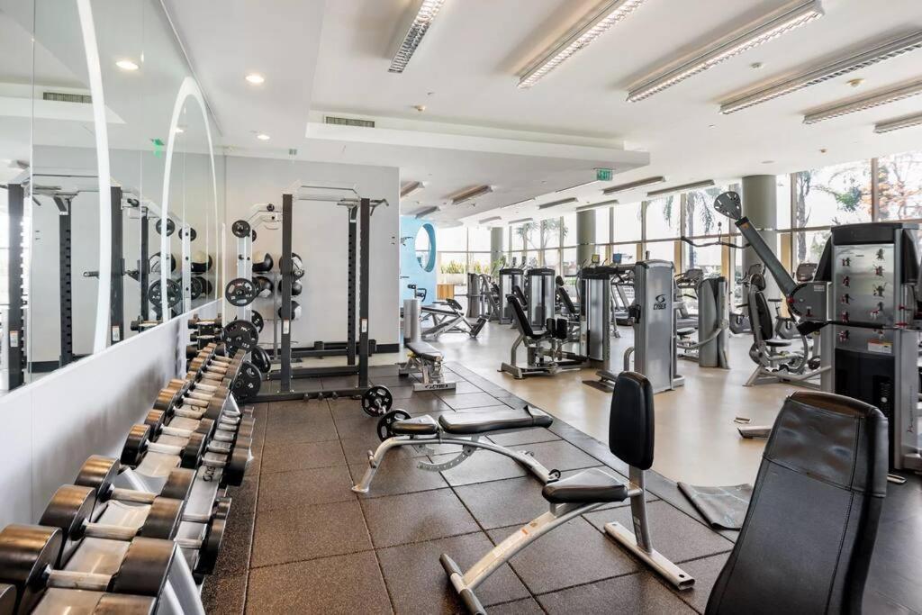 Lovely Upscale High Rise Private Parking & Pool Apartment Los Angeles Bagian luar foto