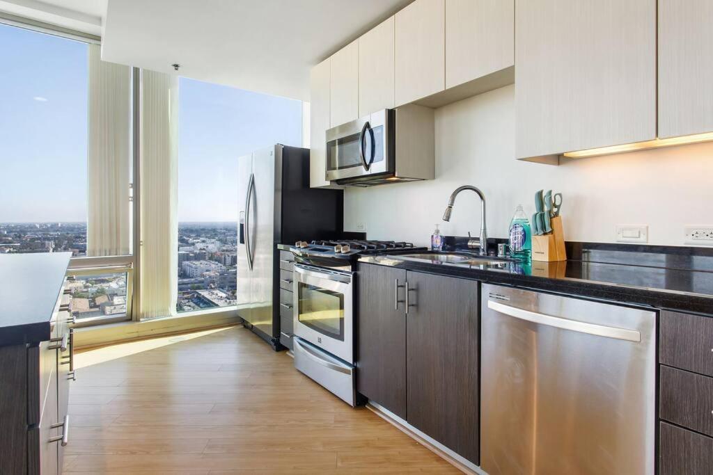 Lovely Upscale High Rise Private Parking & Pool Apartment Los Angeles Bagian luar foto