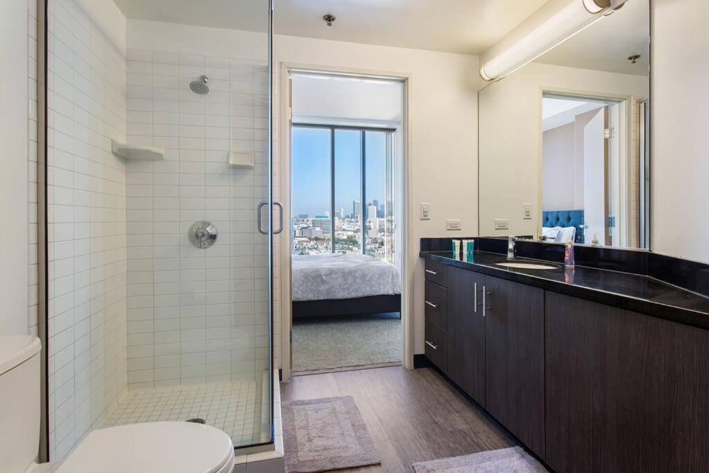 Lovely Upscale High Rise Private Parking & Pool Apartment Los Angeles Bagian luar foto