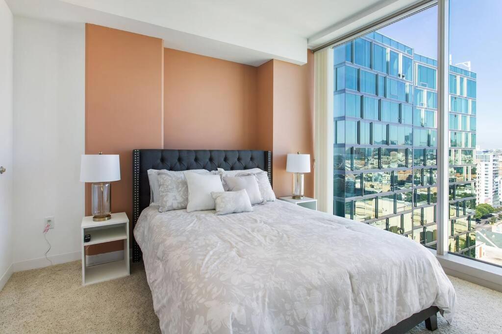 Lovely Upscale High Rise Private Parking & Pool Apartment Los Angeles Bagian luar foto