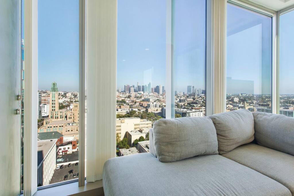 Lovely Upscale High Rise Private Parking & Pool Apartment Los Angeles Bagian luar foto