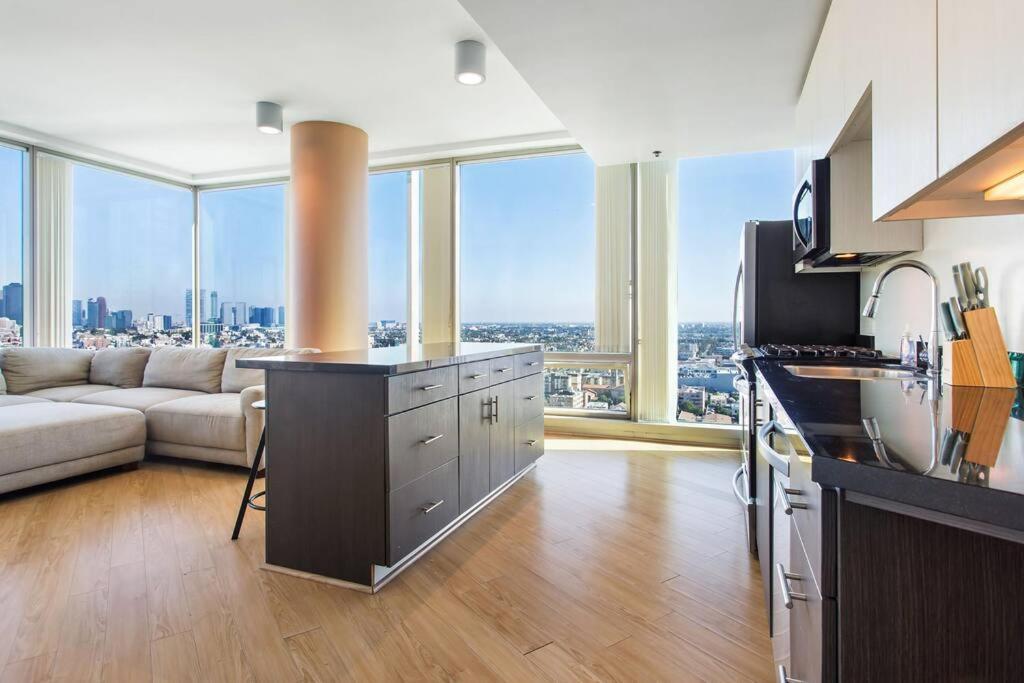 Lovely Upscale High Rise Private Parking & Pool Apartment Los Angeles Bagian luar foto