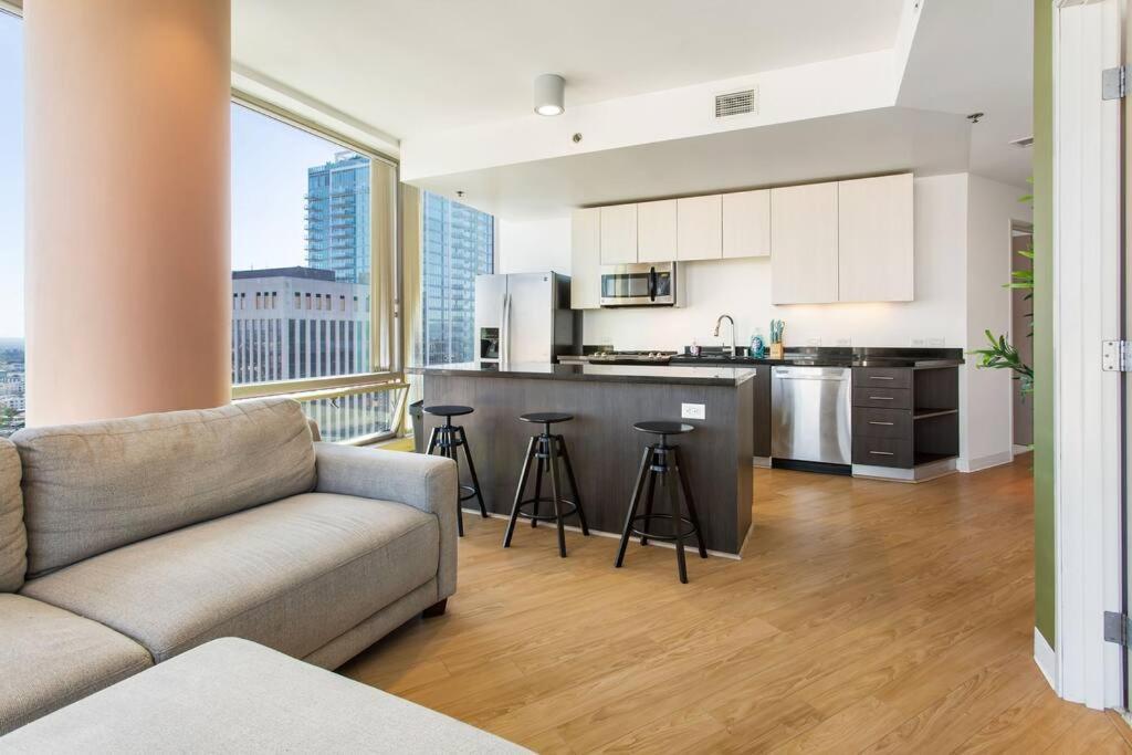 Lovely Upscale High Rise Private Parking & Pool Apartment Los Angeles Bagian luar foto
