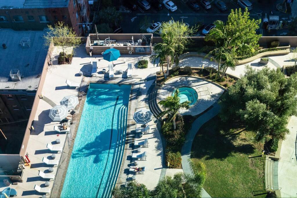 Lovely Upscale High Rise Private Parking & Pool Apartment Los Angeles Bagian luar foto