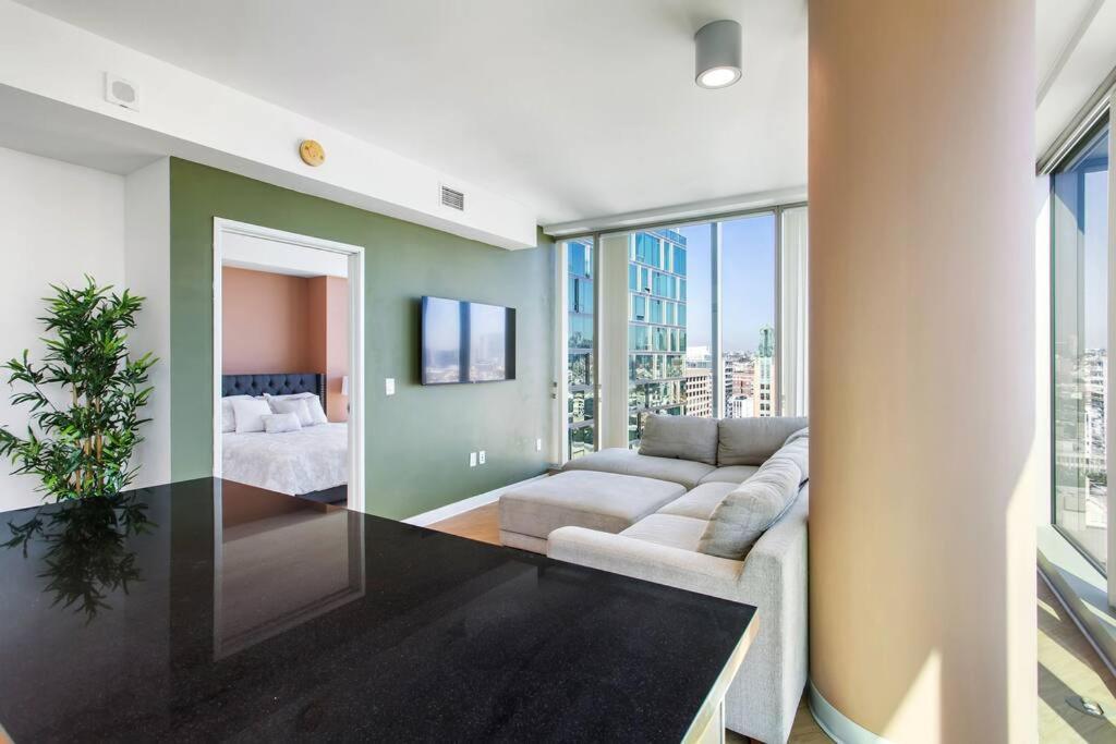 Lovely Upscale High Rise Private Parking & Pool Apartment Los Angeles Bagian luar foto